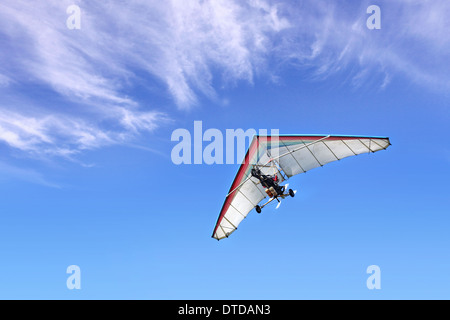 Den motorisierten Hängegleiter in den blauen Himmel Stockfoto