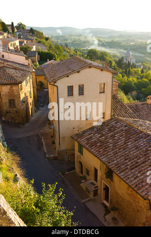 Blick von der toskanischen Hügel Stadt Montepulciano in Richtung der Kirche San Biagio, Toskana, Italien im Herbst Stockfoto