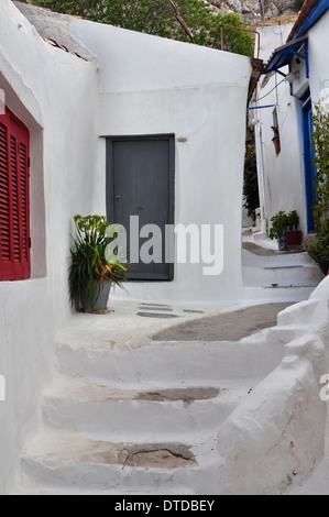 Schritte, weiß lackiert schmale Straße und kleine Häuser in der traditionellen Anafiotika Stadtteil Plaka, Athen. Stockfoto