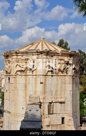 Turm der Winde alten Clocktower zur Überwachung von Wetter und Zeit später einer Kirche. Wind-Götter auf Marmor Fries, Athen. Stockfoto