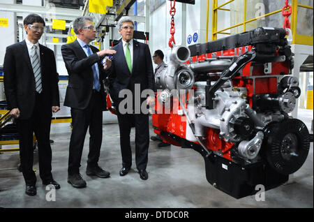 US-Außenminister John Kerry Plays Cummins Vice President Steve Chapman zeigen eine montierte reinigen-Dieselmotor während einer Tournee der Cummins-Foton Joint-Venture-Werk 15. Februar 2014 in Peking, China. Stockfoto