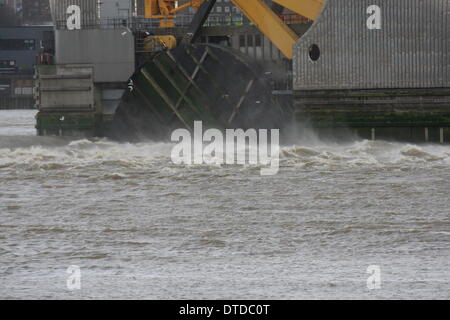 Samstag, 15. Februar geschlossen Londoner Thames Barrier während eines Wochenendes der Stürme. Winde gepeitscht bis Wellen auf dem Fluss wie der Umweltagentur Abschnitte des Flusses für Fußgänger in der Nähe der Barriere aus Angst vor Überschwemmungen geschlossen. Stockfoto