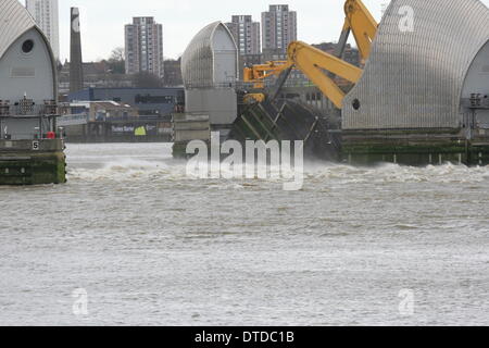 Samstag, 15. Februar geschlossen Londoner Thames Barrier während eines Wochenendes der Stürme. Winde gepeitscht bis Wellen auf dem Fluss wie der Umweltagentur Abschnitte des Flusses für Fußgänger in der Nähe der Barriere aus Angst vor Überschwemmungen geschlossen. Stockfoto