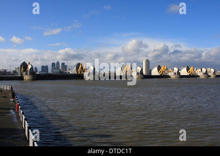 Samstag, 15. Februar geschlossen Londoner Thames Barrier während eines Wochenendes der Stürme. Winde gepeitscht bis Wellen auf dem Fluss wie der Umweltagentur Abschnitte des Flusses für Fußgänger in der Nähe der Barriere aus Angst vor Überschwemmungen geschlossen. Stockfoto