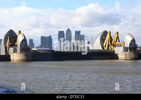 Samstag, 15. Februar geschlossen Londoner Thames Barrier während eines Wochenendes der Stürme. Winde gepeitscht bis Wellen auf dem Fluss wie der Umweltagentur Abschnitte des Flusses für Fußgänger in der Nähe der Barriere aus Angst vor Überschwemmungen geschlossen. Stockfoto