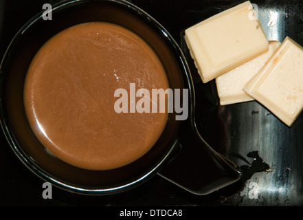 Ernte, schwarze Kaffeetasse mit Kaffee und weißer Schokolade Stockfoto