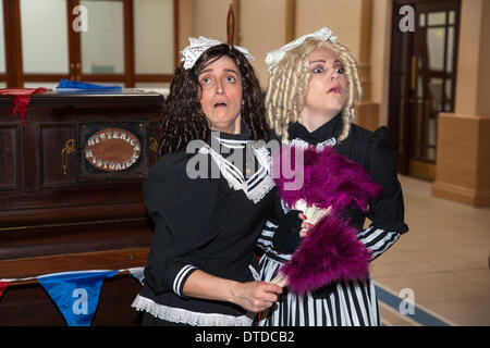 Blackpool, Lancashire, UK 15. Februar 2014.   "Dame Ethel" Annabell Pidduck, mit "Lady Edith, Jemma Drake, hysterische Geschichten Performer im Blackpools jährliches Festival des Zirkus, Magie & Neuzüchtung. Das zehntägige Festival der Magie, die Showzam sieht, ist die Blackpools Wahrzeichen mit Seiltänzer, Gaukler und Straßenkünstler überrannt. Bildnachweis: Mar Photographics/Alamy Live-Nachrichten Stockfoto