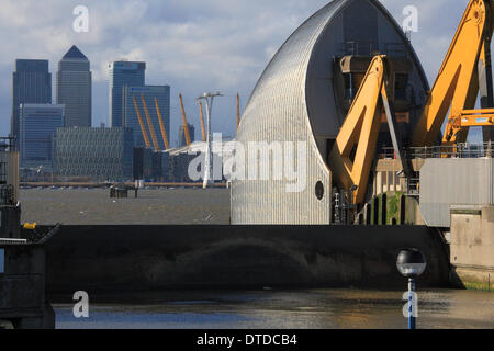 Samstag, 15. Februar geschlossen Londoner Thames Barrier während eines Wochenendes der Stürme. Winde gepeitscht bis Wellen auf dem Fluss wie der Umweltagentur Abschnitte des Flusses für Fußgänger in der Nähe der Barriere aus Angst vor Überschwemmungen geschlossen. Stockfoto