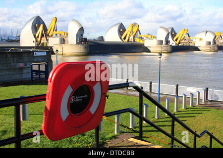 Samstag, 15. Februar geschlossen Londoner Thames Barrier während eines Wochenendes der Stürme. Winde gepeitscht bis Wellen auf dem Fluss wie der Umweltagentur Abschnitte des Flusses für Fußgänger in der Nähe der Barriere aus Angst vor Überschwemmungen geschlossen. Stockfoto