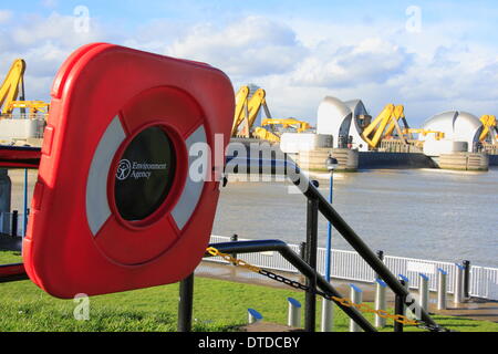 Samstag, 15. Februar geschlossen Londoner Thames Barrier während eines Wochenendes der Stürme. Winde gepeitscht bis Wellen auf dem Fluss wie der Umweltagentur Abschnitte des Flusses für Fußgänger in der Nähe der Barriere aus Angst vor Überschwemmungen geschlossen. Stockfoto