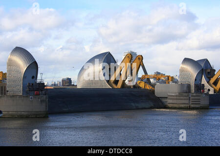 Samstag, 15. Februar geschlossen Londoner Thames Barrier während eines Wochenendes der Stürme. Winde gepeitscht bis Wellen auf dem Fluss wie der Umweltagentur Abschnitte des Flusses für Fußgänger in der Nähe der Barriere aus Angst vor Überschwemmungen geschlossen. Stockfoto