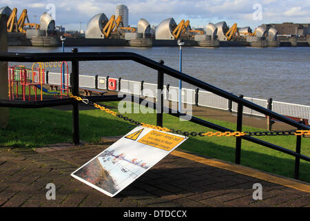 Samstag, 15. Februar geschlossen Londoner Thames Barrier während eines Wochenendes der Stürme. Winde gepeitscht bis Wellen auf dem Fluss wie der Umweltagentur Abschnitte des Flusses für Fußgänger in der Nähe der Barriere aus Angst vor Überschwemmungen geschlossen. Stockfoto