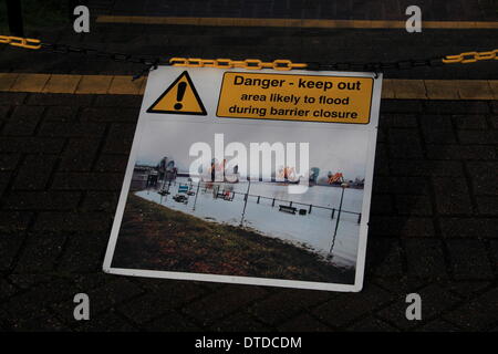 Samstag, 15. Februar geschlossen Londoner Thames Barrier während eines Wochenendes der Stürme. Winde gepeitscht bis Wellen auf dem Fluss wie der Umweltagentur Abschnitte des Flusses für Fußgänger in der Nähe der Barriere aus Angst vor Überschwemmungen geschlossen. Stockfoto