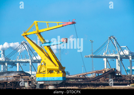 Krane, Kohle und blauem Himmel im Hafen von Rotterdam auf der Maasvlakte, Europoort Stockfoto