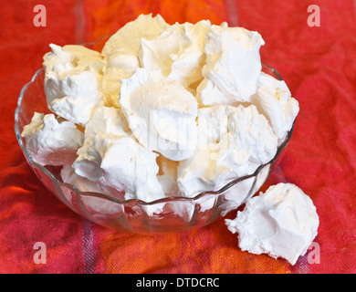 süßes Dessert Baiser aus geschlagenem Eiweiß und Zucker in Glasschale Stockfoto