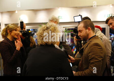 Dublin, Irland. 15. Februar 2014. Formmitglied Brenda Fricker gibt ein Fernseh-Interview. Darsteller James Fox und Brenda Fricker, sowie Direktor Virginia Gilbert besuchte das Screening von "A Long Way aus Home" in Dublin. Der Film wurde im Rahmen des 2014 Jameson Dublin International Film Festival gezeigt. Stockfoto