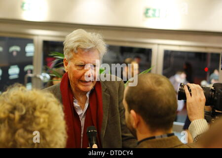 Dublin, Irland. 15. Februar 2014. Darsteller James Fox gibt ein Fernseh-Interview. Darsteller James Fox und Brenda Fricker, sowie Direktor Virginia Gilbert besuchte das Screening von "A Long Way aus Home" in Dublin. Der Film wurde im Rahmen des 2014 Jameson Dublin International Film Festival gezeigt. Stockfoto