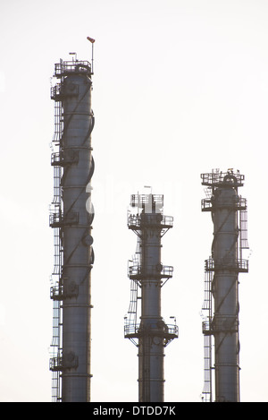 Rohre der Ölraffinerie im Hafen von Rotterdam, Europoort, Niederlande Stockfoto