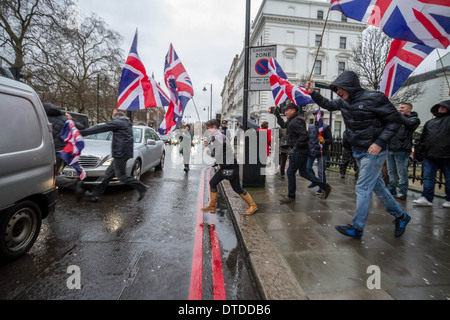 Mitglieder und Unterstützer der Britain First versuchen, eine Gruppe von radikalen islamistischen Demonstranten in London zu stürzen Stockfoto