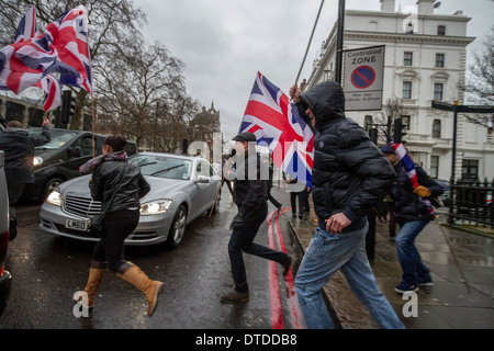 Mitglieder und Unterstützer der Britain First versuchen, eine Gruppe von radikalen islamistischen Demonstranten in London zu stürzen Stockfoto