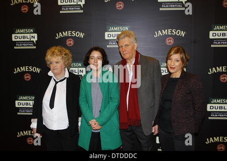 Dublin, Irland. 15. Februar 2014. Formmitglied Brenda Fricker, Festivaldirektor Grainne Humphreys, Darsteller James Fox und Direktor Virginia Gilbert posieren für die Kameras von links nach rechts bei der Vorführung von "A Long Way aus Home". Darsteller James Fox und Brenda Fricker, sowie Direktor Virginia Gilbert besuchte das Screening von "A Long Way aus Home" in Dublin. Der Film wurde im Rahmen des 2014 Jameson Dublin International Film Festival gezeigt. Stockfoto