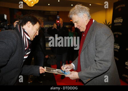 Dublin, Irland. 15. Februar 2014. Darsteller James Fox unterzeichnet ein Autogramm für einen Fan. Darsteller James Fox und Brenda Fricker, sowie Direktor Virginia Gilbert besuchte das Screening von "A Long Way aus Home" in Dublin. Der Film wurde im Rahmen des 2014 Jameson Dublin International Film Festival gezeigt. Stockfoto