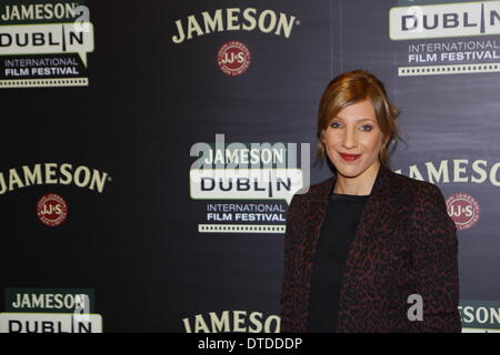 Dublin, Irland. 15. Februar 2014. Virginia Gilbert, der Regisseur von "A Long Way aus Home", posiert für die Kameras auf dem roten Teppich. Darsteller James Fox und Brenda Fricker, sowie Direktor Virginia Gilbert besuchte das Screening von "A Long Way aus Home" in Dublin. Der Film wurde im Rahmen des 2014 Jameson Dublin International Film Festival gezeigt. Stockfoto