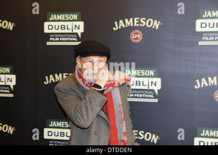 Dublin, Irland. 15. Februar 2014. Darsteller John Hurt posiert für die Kameras auf dem roten Teppich bei der Vorführung von "Nur Liebhaber links lebendig".  Englischer Schauspieler und John Hurt besuchte das Screening von "Nur Liebhaber links Alive" in Dublin. Der Film, in dem John Hurt Sterne, wurde im Rahmen des 2014 Jameson Dublin International Film Festival gezeigt. Stockfoto