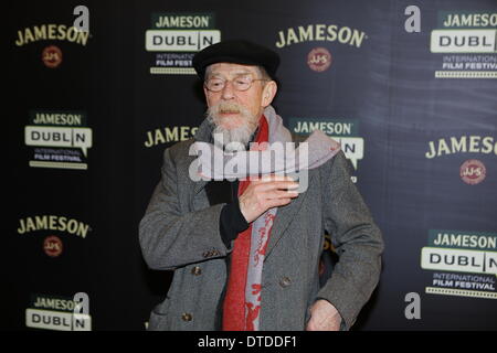 Dublin, Irland. 15. Februar 2014. Darsteller John Hurt posiert für die Kameras auf dem roten Teppich bei der Vorführung von "Nur Liebhaber links lebendig".  Englischer Schauspieler und John Hurt besuchte das Screening von "Nur Liebhaber links Alive" in Dublin. Der Film, in dem John Hurt Sterne, wurde im Rahmen des 2014 Jameson Dublin International Film Festival gezeigt. Stockfoto