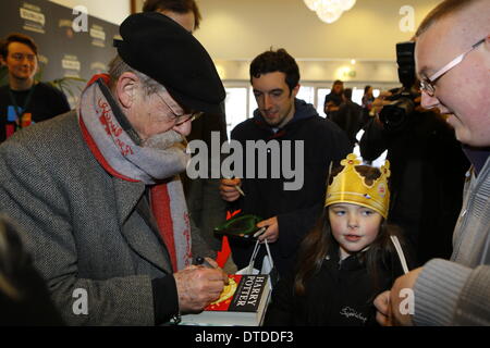 Dublin, Irland. 15. Februar 2014. Darsteller John Hurt unterschreibt ein Autogramm für einen jungen Fan. Englischer Schauspieler und John Hurt besuchte das Screening von "Nur Liebhaber links Alive" in Dublin. Der Film, in dem John Hurt Sterne, wurde im Rahmen des 2014 Jameson Dublin International Film Festival gezeigt. Stockfoto