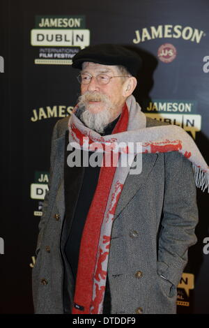 Dublin, Irland. 15. Februar 2014. Darsteller John Hurt posiert für die Kameras auf dem roten Teppich bei der Vorführung von "Nur Liebhaber links lebendig".  Englischer Schauspieler und John Hurt besuchte das Screening von "Nur Liebhaber links Alive" in Dublin. Der Film, in dem John Hurt Sterne, wurde im Rahmen des 2014 Jameson Dublin International Film Festival gezeigt. Stockfoto