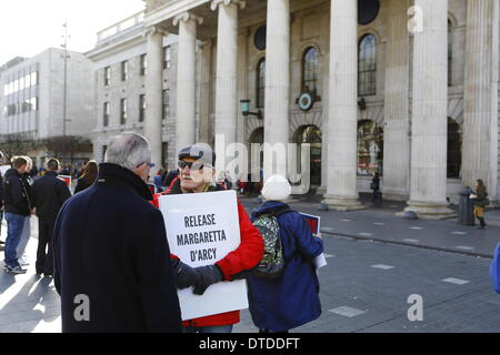 Dublin, Irland. 15. Februar 2014. Demonstranten stehen außerhalb Dublins GPO (General Post Office), sprechen. Aktivisten protestierte gegen die Turmspitze auf Dublins O' Connell Street gegen die Inhaftierung der Friedensaktivist Margaretta D'Arcy. Die 79 Jahre alte Krebs leidende hat für 3 Monate wegen Hausfriedensbruch auf Shannon Flughafen während einer Protestaktion in 2012 gegen die Nutzung des Flugplatzes als Zwischenstopp für uns Militärflüge verhaftet worden. Stockfoto