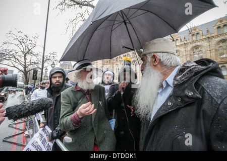 Ein Mitglied der Öffentlichkeit (links) versucht, mit einer Gruppe von radikalen islamistischen Demonstranten in London zu diskutieren. Stockfoto