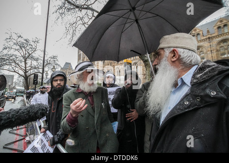 Ein Mitglied der Öffentlichkeit (links) versucht, mit einer Gruppe von radikalen islamistischen Demonstranten in London zu diskutieren. Stockfoto