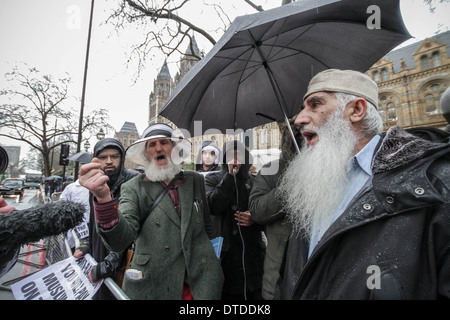 Ein Mitglied der Öffentlichkeit (links) versucht, mit einer Gruppe von radikalen islamistischen Demonstranten in London zu diskutieren. Stockfoto