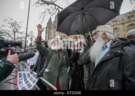 Ein Mitglied der Öffentlichkeit (links) versucht, mit einer Gruppe von radikalen islamistischen Demonstranten in London zu diskutieren. Stockfoto