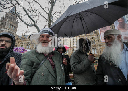 Ein Mitglied der Öffentlichkeit (links) versucht, mit einer Gruppe von radikalen islamistischen Demonstranten in London zu diskutieren. Stockfoto