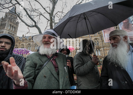 Ein Mitglied der Öffentlichkeit (links) versucht, mit einer Gruppe von radikalen islamistischen Demonstranten in London zu diskutieren. Stockfoto