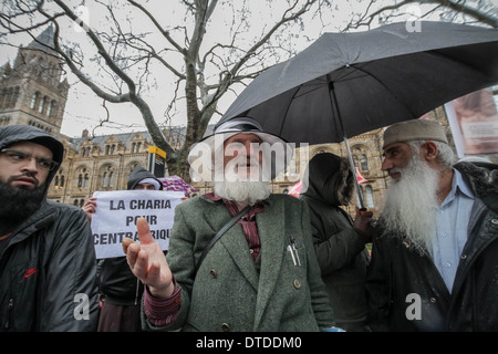 Ein Mitglied der Öffentlichkeit (links) versucht, mit einer Gruppe von radikalen islamistischen Demonstranten in London zu diskutieren. Stockfoto