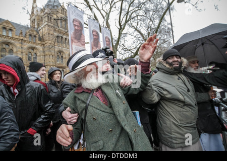 Ein Mitglied der Öffentlichkeit (links) ist mit Nachdruck weg geschoben, nachdem Sie versucht haben, mit einer Gruppe von radikalen islamistischen Demonstranten zu diskutieren. Stockfoto