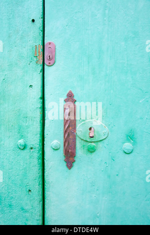 Grüne Vintage Tür mit alten rostigen Schlösser, vertikales Bild. Stockfoto