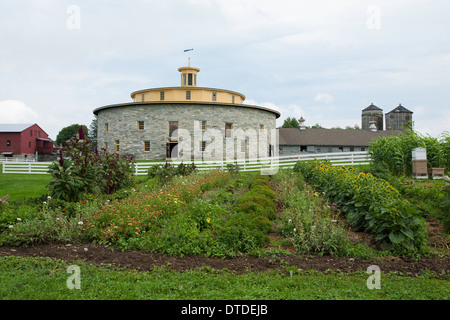 Schöne Runde steinerne Scheune im Hancock Shaker Village in Massachusetts. Stockfoto