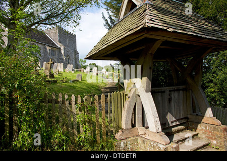 St.-Nikolaus-Kirche (eine der ältesten Kirchen der Norman in Sussex) und Lynch Tor, Dorf von Bramber, West Sussex, England, UK. Stockfoto