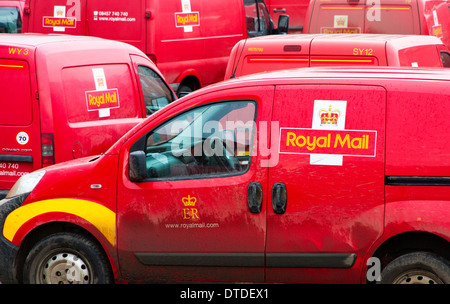 Royal Mail vans (schmutzig vor lokalen Überschwemmungen), Shrewsbury, Shropshire, England, UK Stockfoto