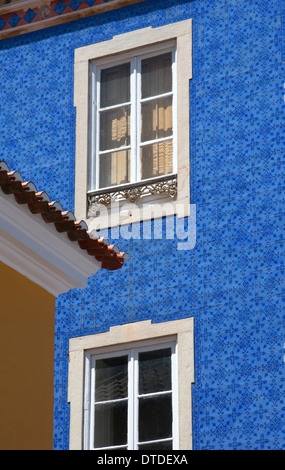 Gebäude mit Azulejos Keramikfliesen in Praca da Republica, Zentrum von Sintra, in der Nähe von Lissabon, Portugal Stockfoto