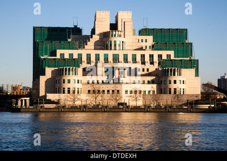 Die Büros der Organisation britischen Geheimdienst MI6, auch bekannt als SIS neben der Themse bei Vauxhall Cross, London, UK Stockfoto