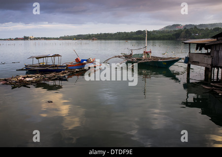 Angelboot/Fischerboot im Hafen in Tagbilaran City, Philippinen Stockfoto