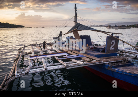 Angelboot/Fischerboot im Hafen in Tagbilaran City, Philippinen Stockfoto