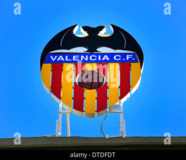 Das Wappen von Valencia Club de Futball auf dem Dach über dem vorderen Haupteingang des Mestalla-Stadion, Valencia, Spanien Stockfoto