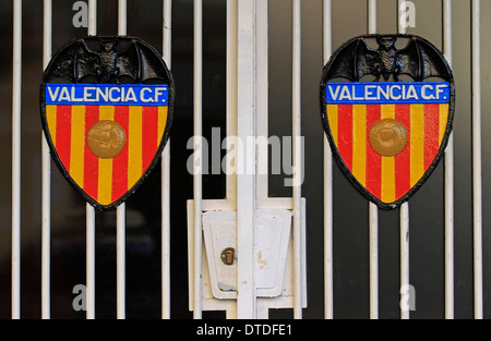 Das Wappen von Valencia Club de Futball auf dem vorderen Haupteingang des Mestalla-Stadion, Valencia, Spanien Stockfoto